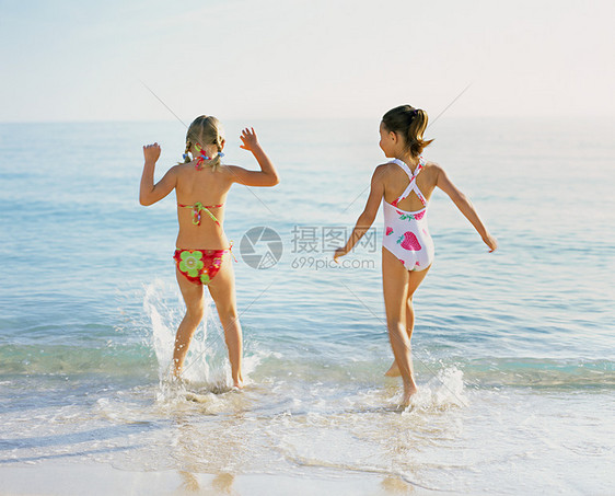 女孩在海边玩耍图片