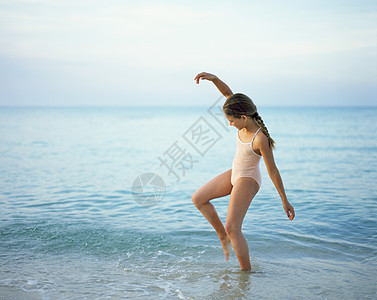 女孩在海中玩耍背景图片