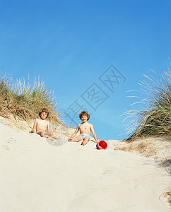 双胞胎在沙滩上玩耍图片