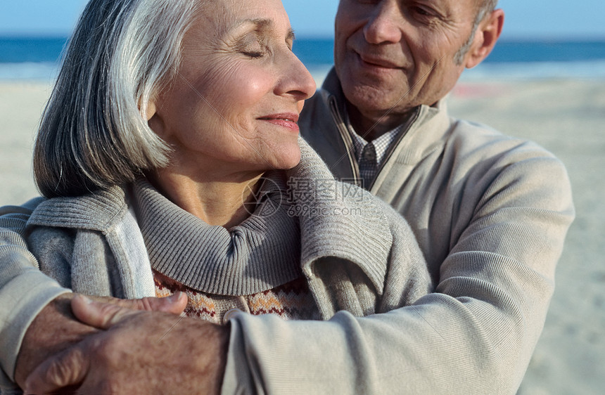 高龄夫妇在沙滩上拥抱图片