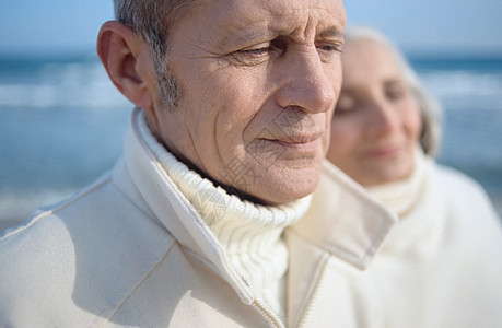 沙滩上的老年夫妇背景图片