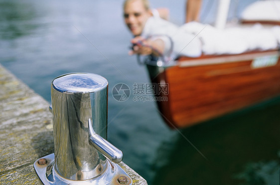 船上的女人向码头波浪方伸手图片