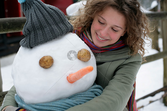 女人拥抱雪图片