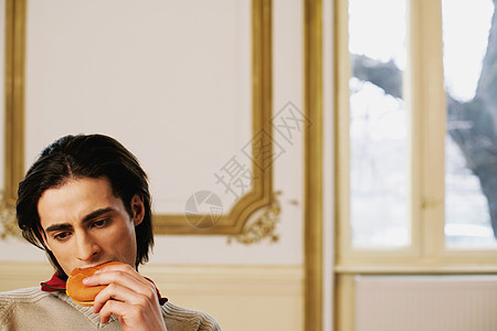 男人吃起士汉堡思考图片