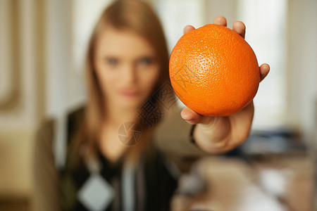 女人拿着橘子图片