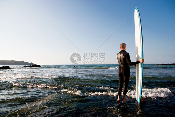 男人站在浅水中图片