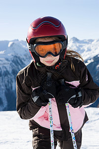 穿滑雪工具箱的少女肖像图片
