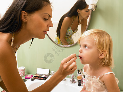 母亲和女儿化妆图片