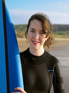 褐色女冲浪者的肖像图片