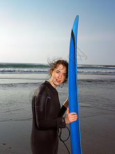 女冲浪者的肖像图片