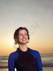 女冲浪者的肖像图片