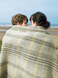包着毯子的年轻夫妇图片
