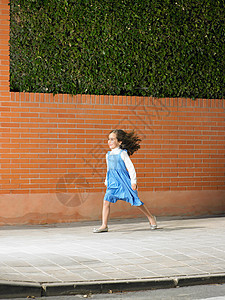 小女孩跑下人行道图片