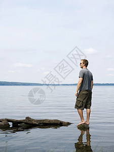 人站在浅水中的岩石上图片