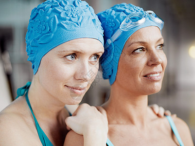 两名身戴游泳帽的妇女图片