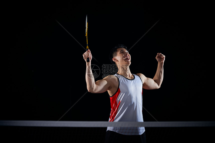 打羽毛球的男性图片