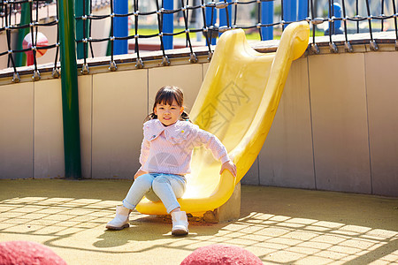 小女孩户外玩耍玩滑滑梯图片素材
