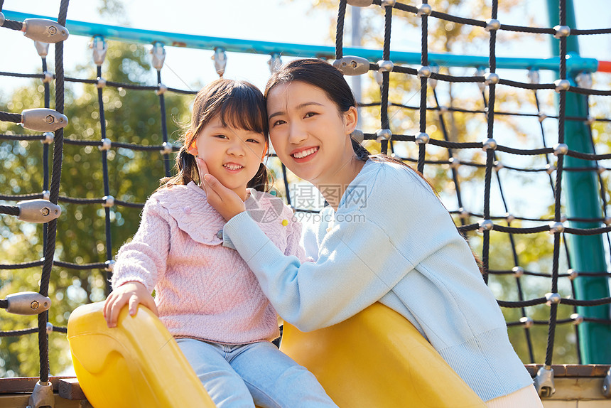 母女外出郊游过周末图片