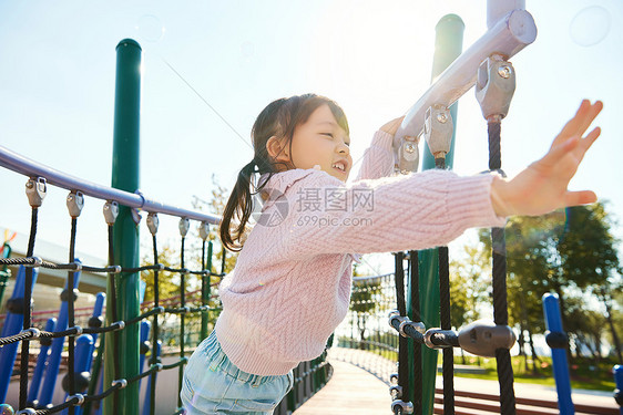 在公园玩耍的小女孩图片