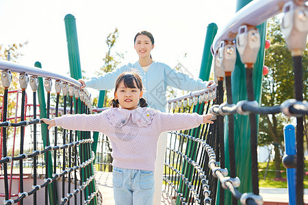 母女公园郊游玩娱乐设施图片