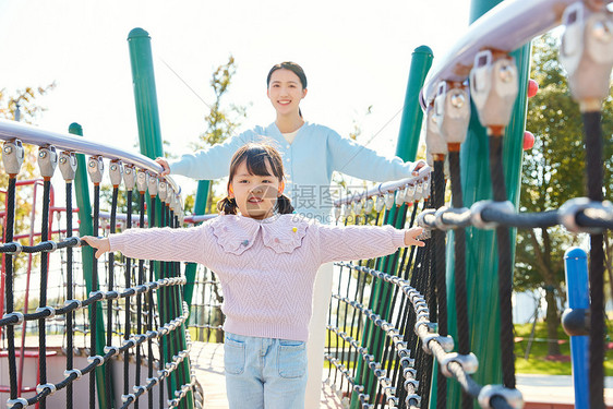 母女公园郊游玩娱乐设施图片