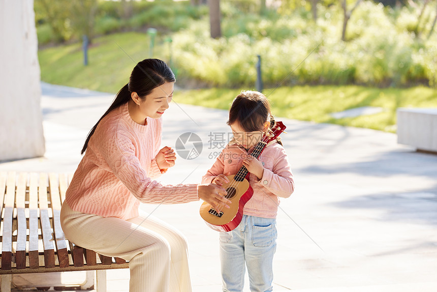 妈妈与女儿户外玩耍弹尤克里里图片