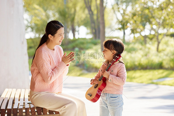 妈妈与女儿户外玩耍弹尤克里里图片