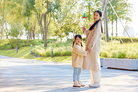 母女公园里玩风车形象图片