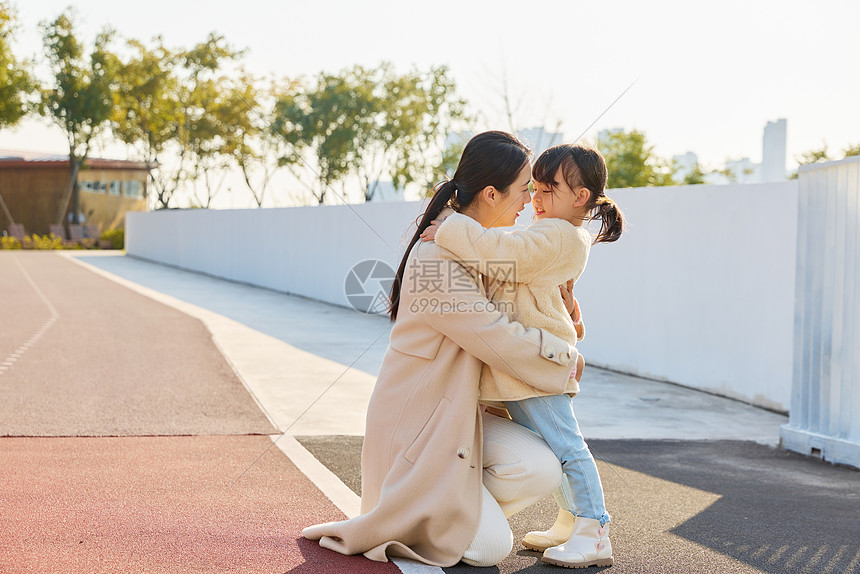 母女户外拥抱形象图片