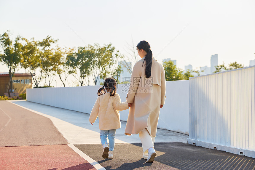 母女户外郊游玩散步背影图片