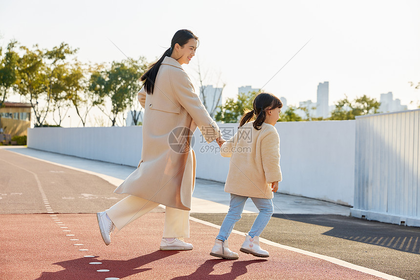 妈妈和女儿牵手散步图片