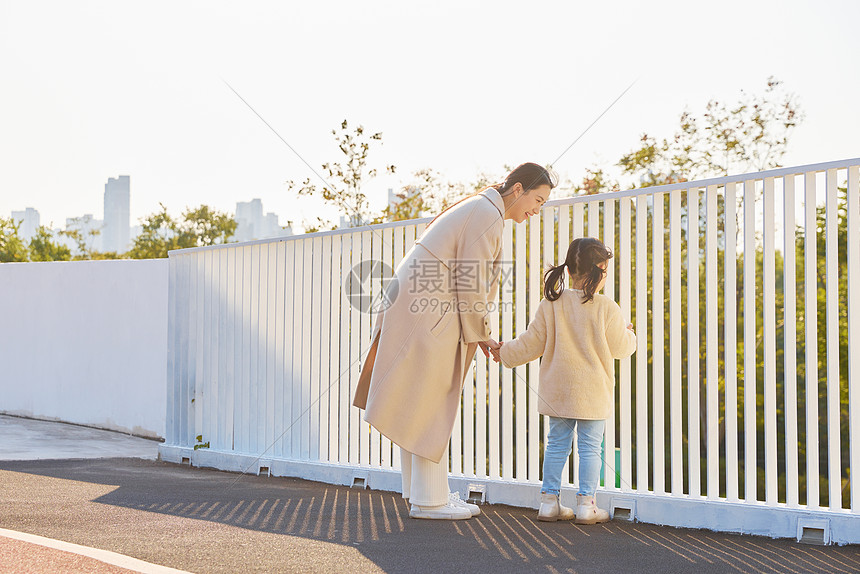 妈妈和女儿在户外散步图片