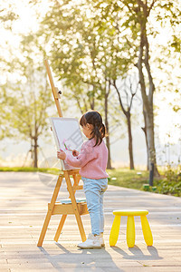 假期在户外玩耍画画的小女孩图片
