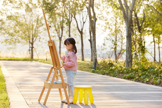 小女孩在户外画画写生图片