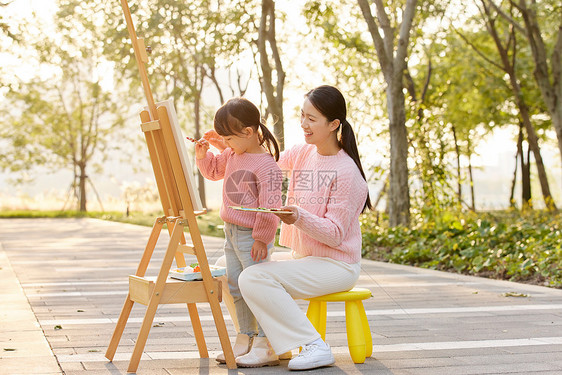 母女两人公园郊游户外画画图片