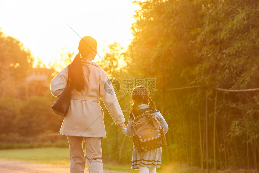 夕阳下母女牵手回家背影图片