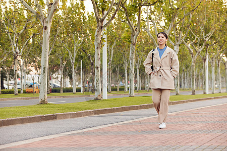 年轻女性下班回家形象图片