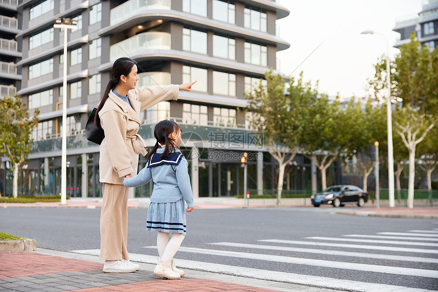 妈妈接女儿下班过马路等红灯图片