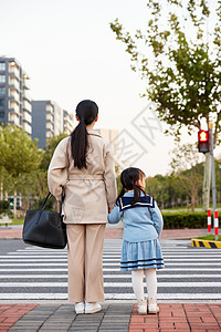 母女牵手过马路等待红灯背影图片