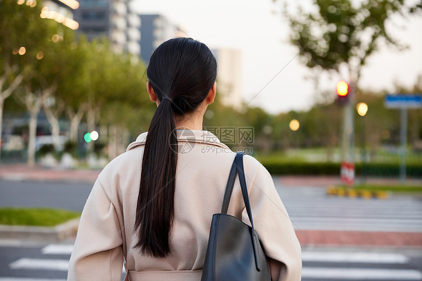 青年女性等红绿灯过马路背影图片