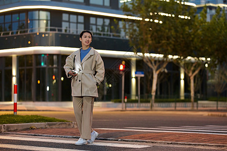 青年女性夜间过马路图片