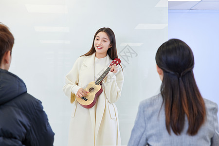 艺考美女学生表演尤克里里图片