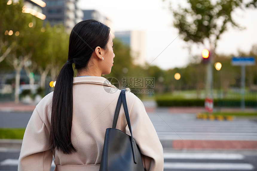 职场女性过马路背影图片