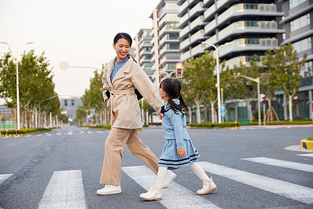 母女牵手过马路图片