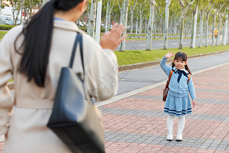 妈妈目送女儿上学图片