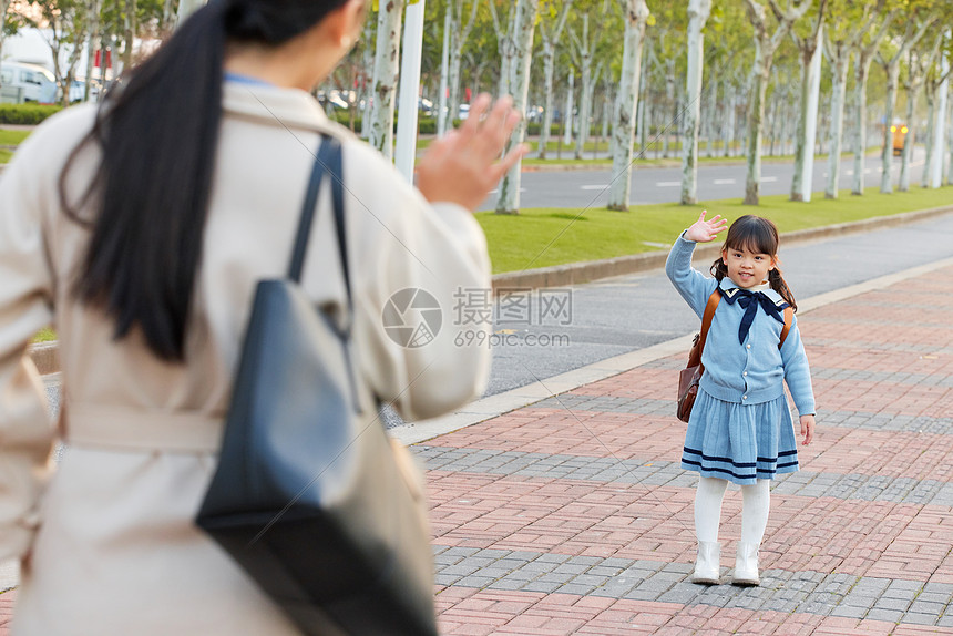 妈妈目送女儿上学图片