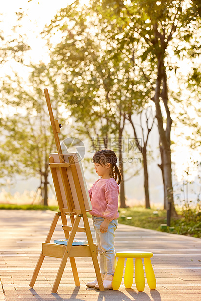 户外郊游画画的小女孩形象图片