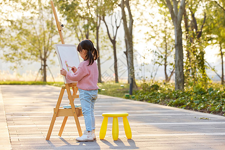 小女孩画画户外郊游画画的小女孩形象背景