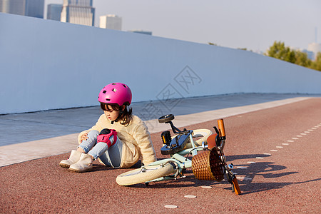 骑车郊游小女孩骑车摔倒受伤背景