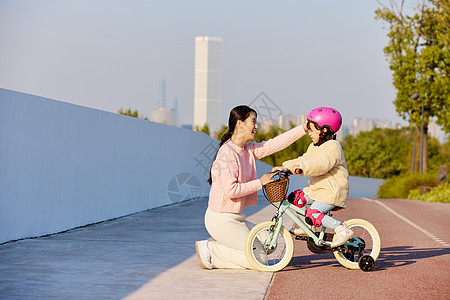 妈妈陪伴女儿骑自行车图片